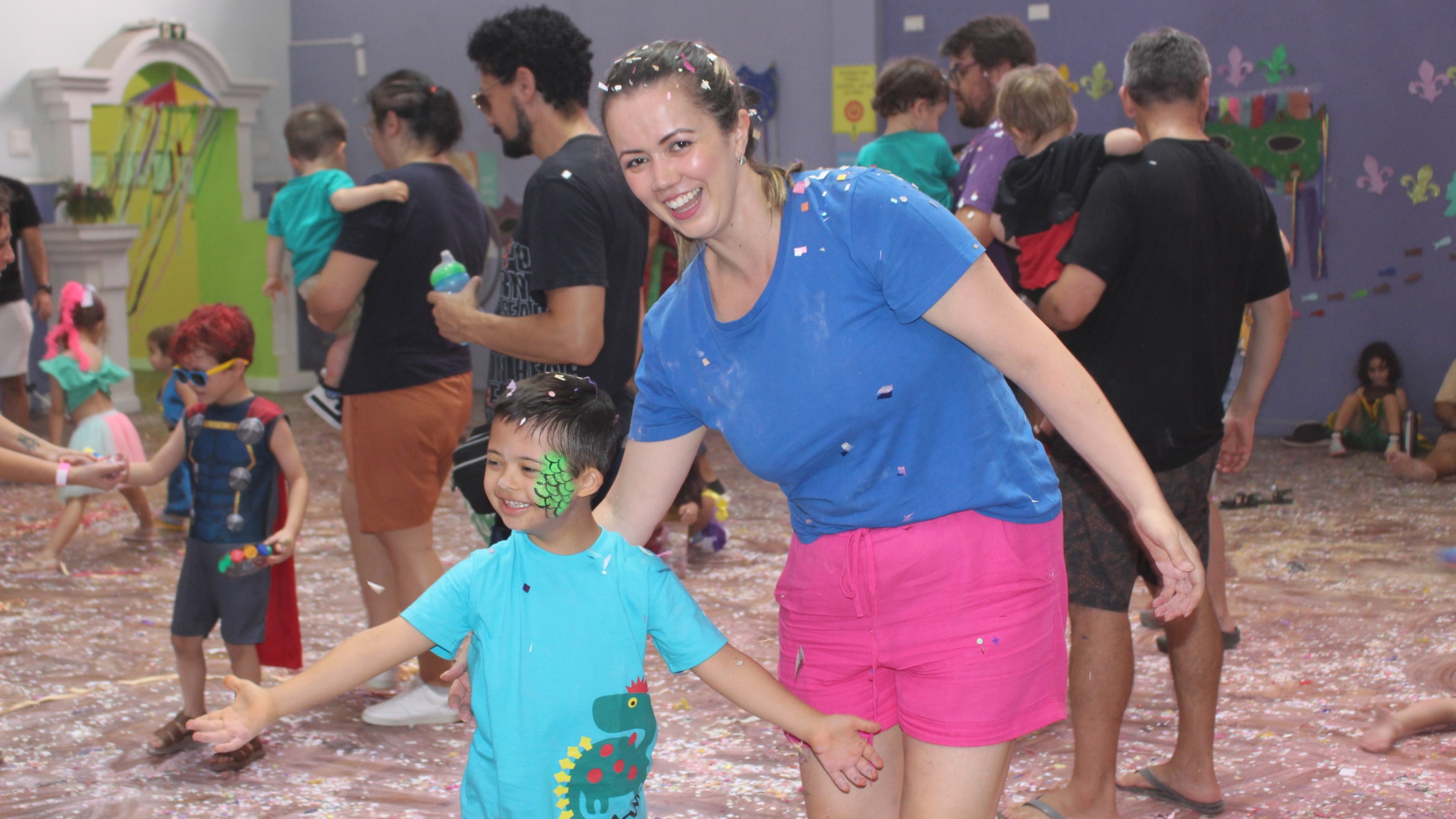 Famílias participam de bailinho infantil no Museu da Vida